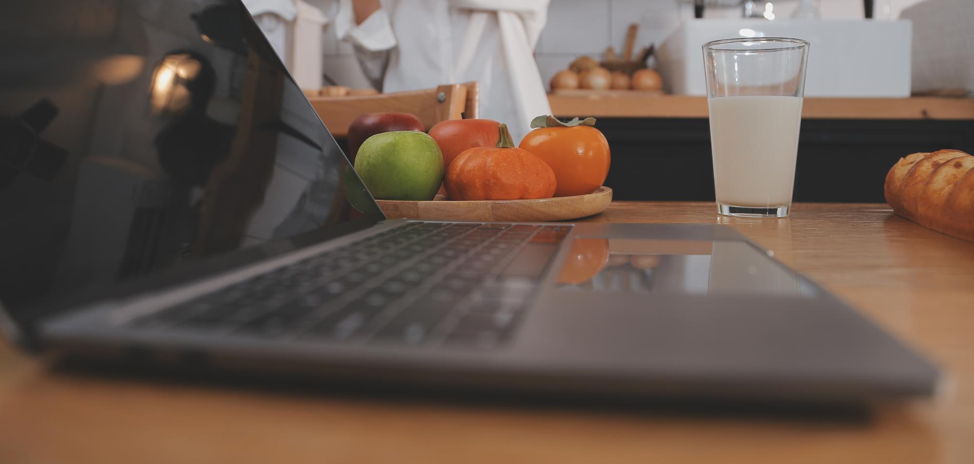 Stazione di lavoro cucina e laptop con lezione video