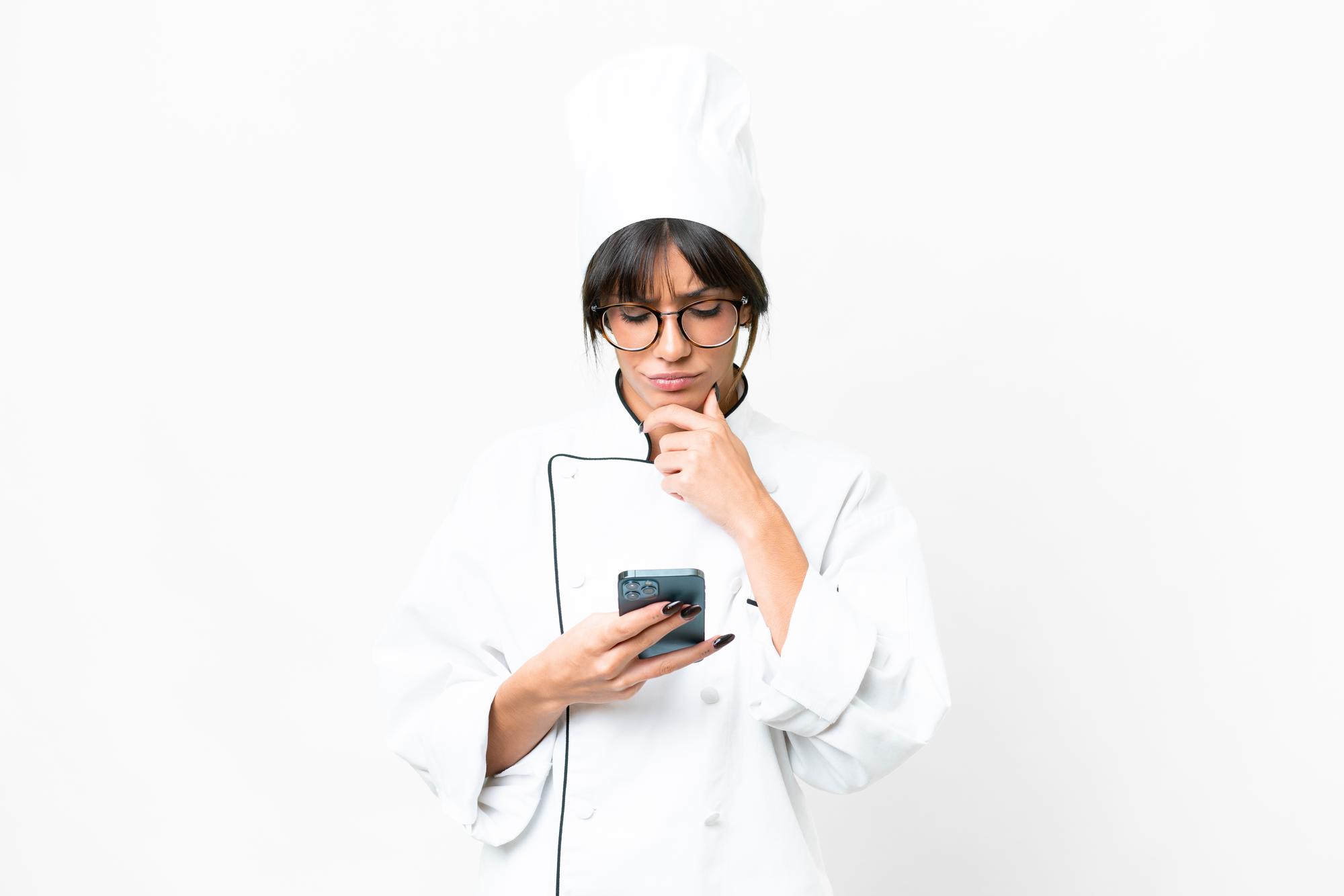 Ritratto chef che risponde a domanda via video