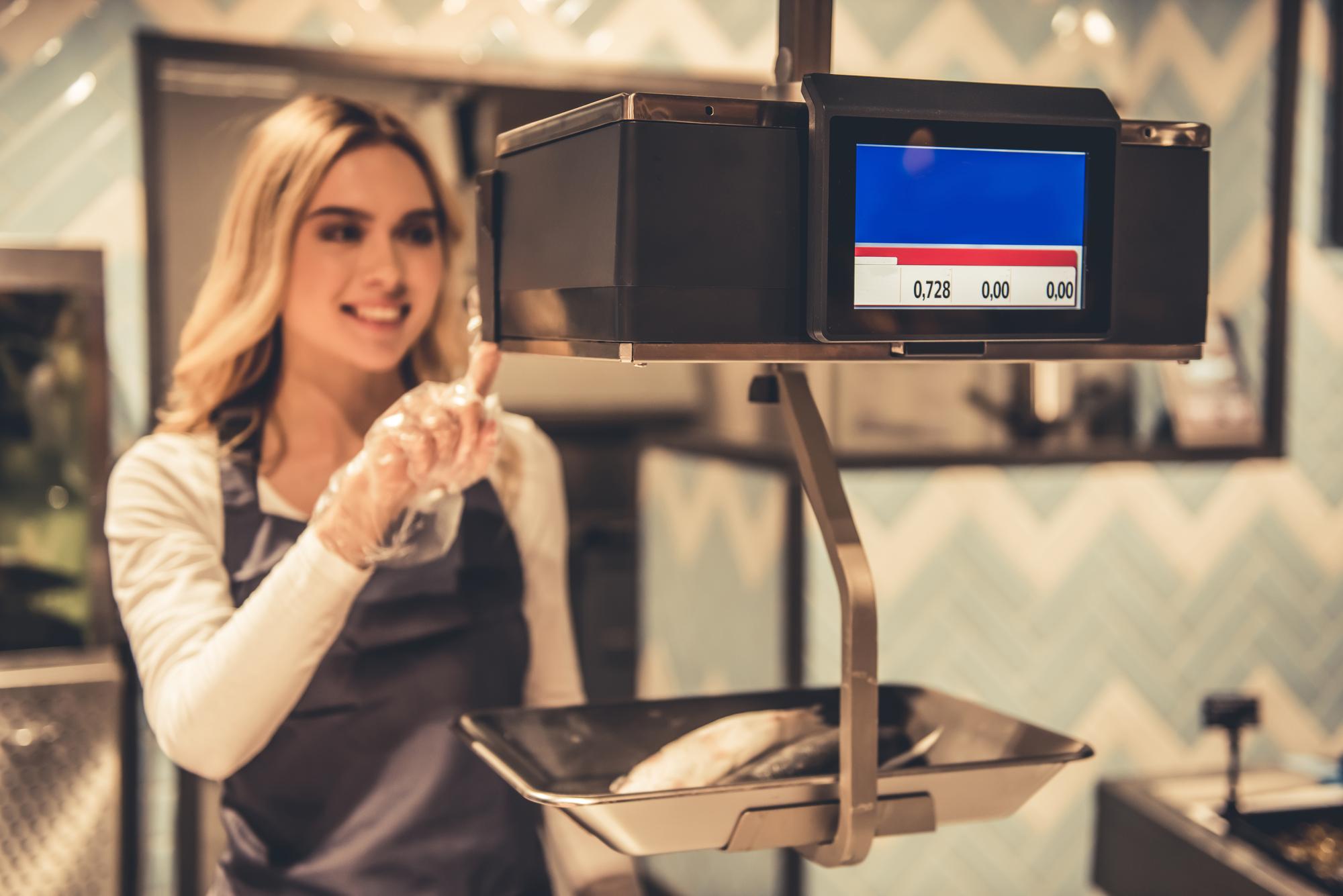 Stazione di produzione con strumenti digitali e bilance